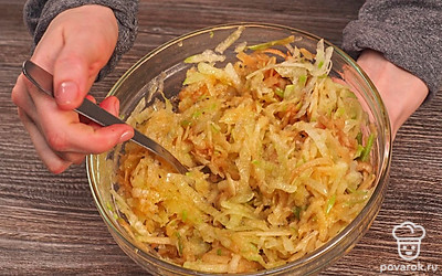 Приготовьте салат. В отдельную емкость выдавите лимонный сок, добавьте вино, мед, растительное масло, соль и перец. Перемешайте ингредиенты между собой. Киви смешайте с заправкой. Добавьте натертую редьку и яблоки. Полейте заправкой.