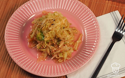 Готовый салат выложите в красивое блюдо и подайте к столу.