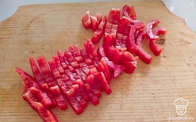 Болгарский перец очистите от семян и хвостиков. Промойте и нарежьте тонкими полосками.
