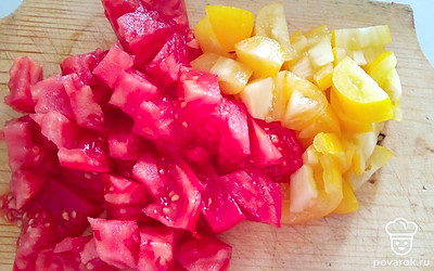 Помидоры помойте и нарежьте кубиками. Переложите в блюдо к перцу.