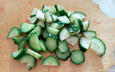 Огурцы помойте и нарежьте тонкими кружочками или полукружочками. Добавьте в салат.