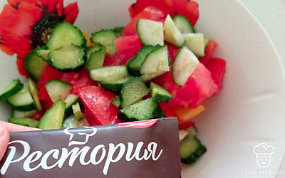 Салат посолите. Добавьте черный молотый перец, капусту и яблочный уксус. Заправьте оливковым маслом и все хорошо перемешайте. Готово!