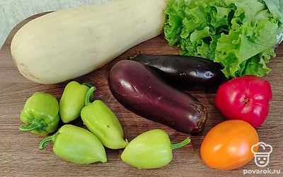 Все продукты помойте. Кабачок очистите от кожуры и семечек. 