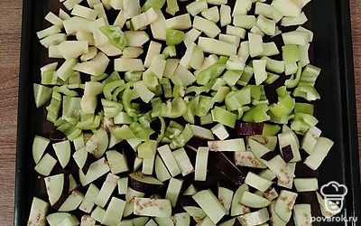 Выложите овощи на противень. Сбрызните оливковым маслом. Отправьте в духовку, разогретую до 200 градусов, на 40 минут. 