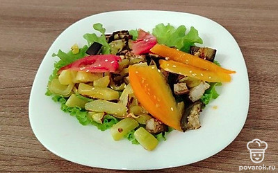 На салатные листья выложите сначала запеченные овощи, затем свежие помидоры разного цвета. 