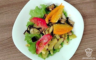 Перед подачей салат посолите, можете поперчить. Полейте оливковым маслом и посыпьте кунжутом. 