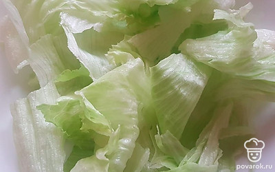 Салат айсберг поломайте на кусочки и выложите на тарелку. 