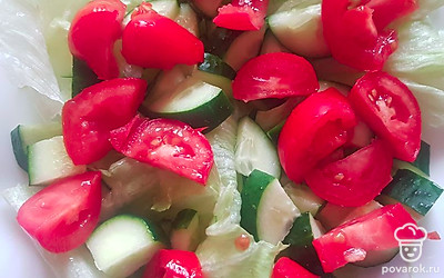 Помидоры помойте и нарежьте полукольцами. Отправьте в салат. 