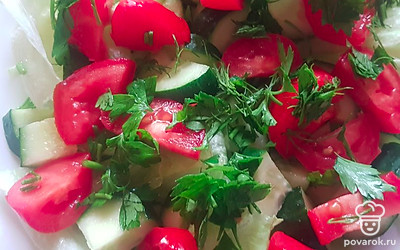 Петрушку и укроп помойте и нарежьте. Добавьте в салат. 