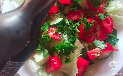 Заправьте салат соевым соусом. 