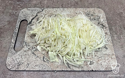 Мелко нашинкуйте капусту.