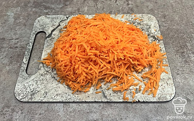 Морковь натрите на средней терке.