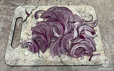 Лук нарежьте полукольцами.