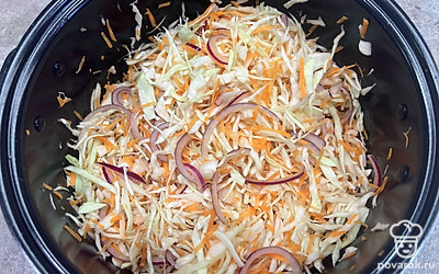 Все овощи смешайте в одной миске.