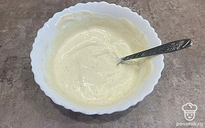 В тарелке смешайте сметану, майонез, йогурт, горчицу и уксус. Добавьте соль, сахар, перец по вкусу. Хорошо перемешайте.