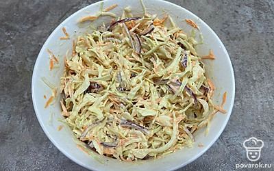 Заправьте овощи соусом. Салат готов.