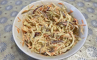 Салат можно сразу подавать на стол. Но если его заправить соусом заранее и дать постоять в холодильнике, вкус будет более насыщенным.