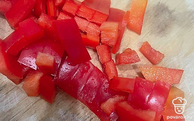 Болгарский перец нарежьте кубиком.