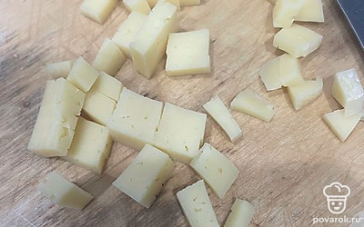 Сыр нашинкуйте кубиком.