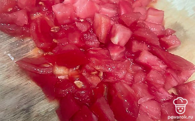 Мелко нарежьте помидор.