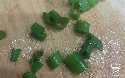 Одно перышко лука измельчите кружками.