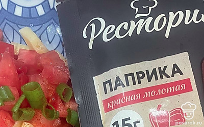 Соедините все в тарелке и посыпьте паприкой.