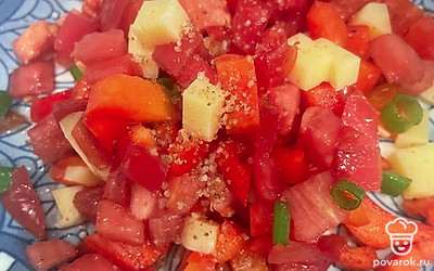 Заправьте маслом, перемешайте. Посыпьте сушеным чесноком и солью.