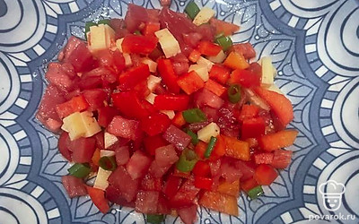 Подавайте салат к любому мясу. Дополните кисло-сладким соусом.