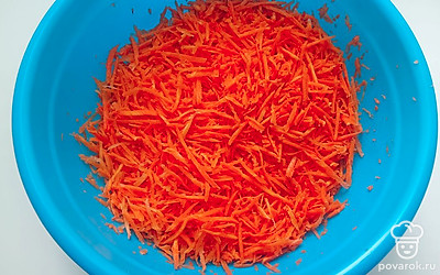 Морковь натрите на терке тонкими полосками.