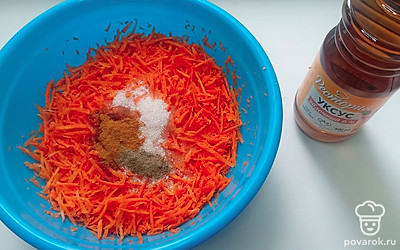 Добавьте к моркови соль, сахар, черный и красный острый перец. Влейте яблочный уксус и все перемешайте.