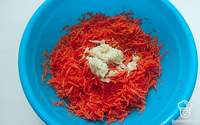 Измельчите чеснок и выложите поверх моркови, не перемешивая. В сковороду налейте масло и нагрейте его на сильном огне. Горячее масло влейте на чеснок и затем все перемешайте. Дайте моркови настояться в холодильнике несколько часов.