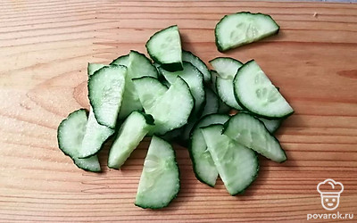 Огурцы хорошо помойте и нарежьте полукольцами.