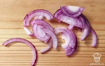 Красный лук очистите и нашинкуйте тонкими полукольцами. 