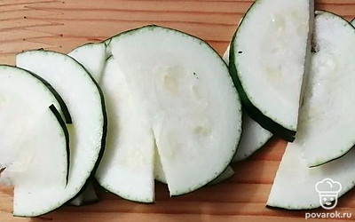 Кабачок помойте и также нарежьте полукольцами. 