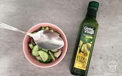 Заправьте блюдо оливковым маслом. 