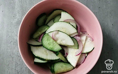 Салат хорошо перемешайте и посолите по вкусу. 