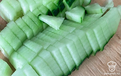 Огурец нарежьте на четвертинки.