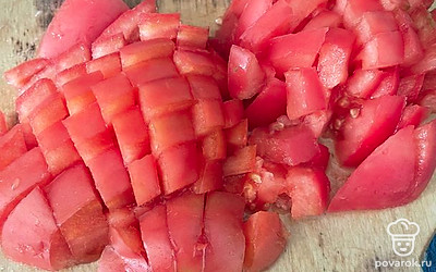 Помидор нашинкуйте брусочками.