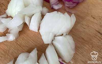 Репчатый лук мелко накрошите.