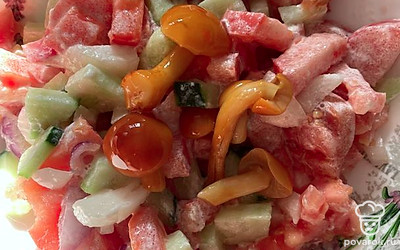 Сверху посередине выложите маринованные опята.