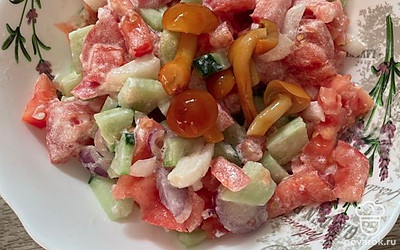 Украсьте блюдо зеленым базиликом.