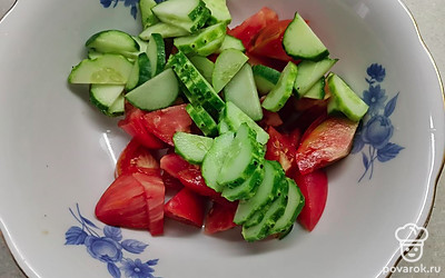 Помидоры и огурцы нарежьте небольшими ломтиками. 