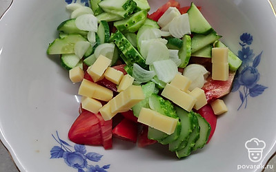 Добавьте нарезанный репчатый лук и сыр, нашинкованный кубиками. 