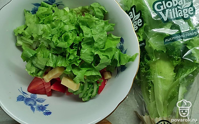 Крупно нарежьте или порвите листья салата. 