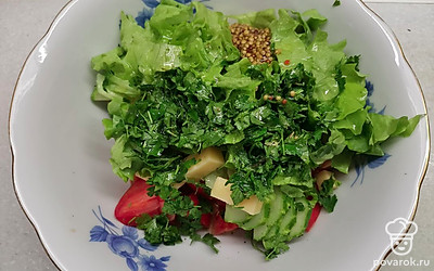 Добавьте измельченную зелень и зерновую горчицу. Посолите по вкусу и заправьте оливковым маслом. 