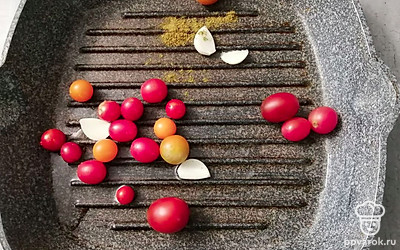 В сковороду налейте растительное масло. Жарьте помидоры 7-10 минут. 