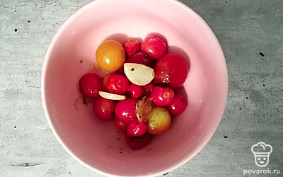 Готовые помидоры выложите в тарелку. 