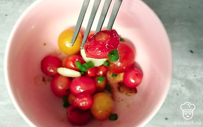 Подавайте порционно, посыпав зеленым луком. 