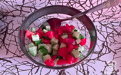 Помидоры и огурцы нарежьте небольшими кусочками.