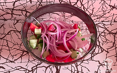 Лук порубите полукольцами. Добавьте к помидорам и огурцам, перемешайте.